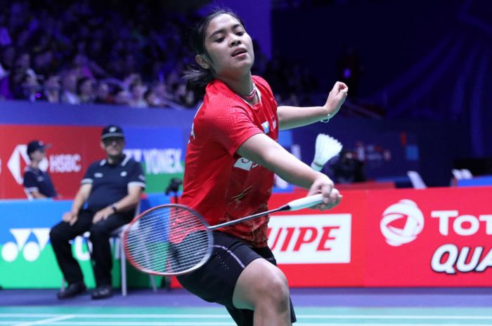 Gregoria Mariska Tunjung saat berusaha mengembalikan bola dari lawan dalam pertandingan perempat final French Open 2018 yang berlangsung pada Sabtu (27/10/2018) dini hari WIB.