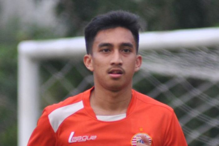   Fitra Ridwan saat melakukan sesi latihan bersama Persija Jakarta di Lapangan Sutasoma, Halim, Jakarta Timur.   