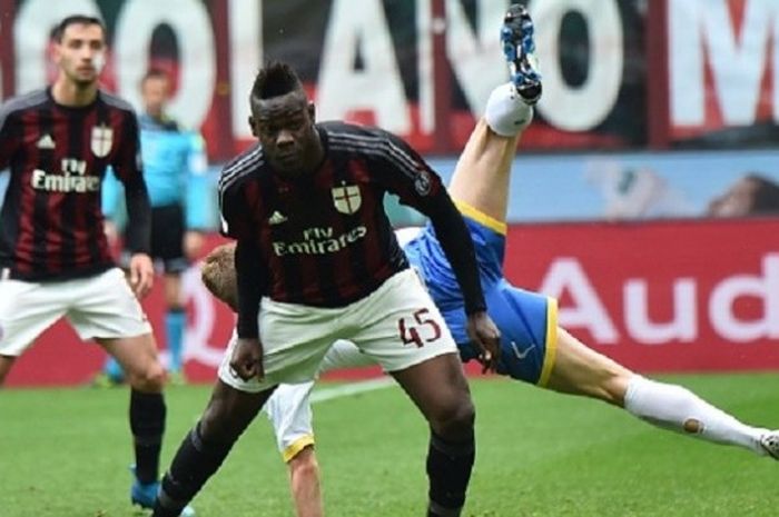 Mario Balotelli berusaha berebut bola dengan pemain lawan pada laga AC Milan versus Frosinone di San Siro, Minggu (1/5/2016). 