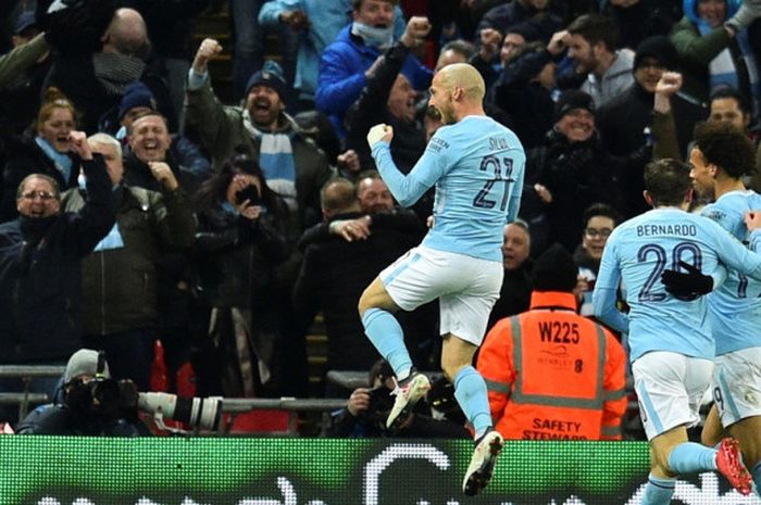 Gelandang Manchester City, David Silva (kiri), merayakan gol yang dia cetak ke gawang Arsenal dalam laga final Piala Liga Inggris di Stadion Wembley, London, pada 25 Februari 2018.