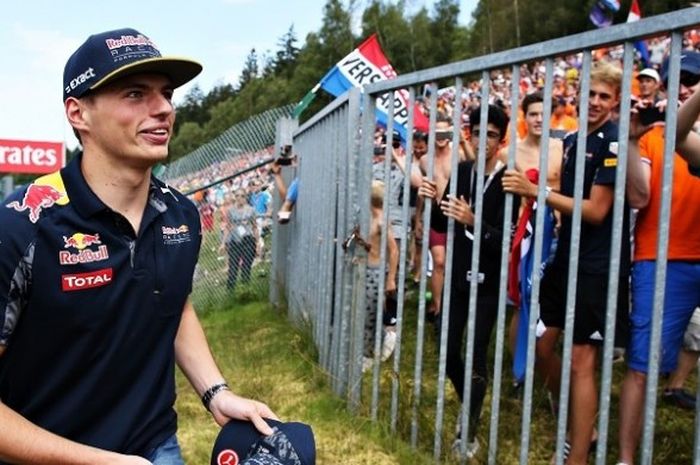 Pebalap Red Bull Racing, sedang membagikan topi kepada penggemar sebelum menjalani balapan GP Belgia di Sirkuit Spa-Francorchamps, Minggu (28/8/2016).