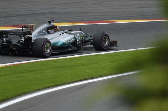 Pebalap Mercedes asal Inggris. Lewis Hamilton, memacu mobil pada latihan hari pertama GP Belgia di Sirkuit Spa Francorchamps, Jumat (25/8/2017).
