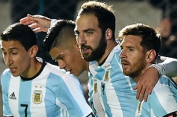 Marcos Rojo, Angel Di Maria, dan Lionel Messi merayakan gol Gonzalo Higuain saat Argentina menang atas Honduras, Jumat (27/5/2016). 