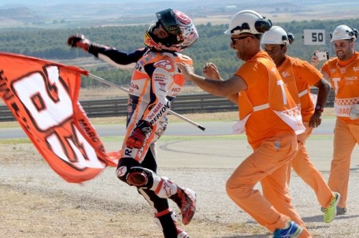 Pebalap Repsol Honda asal Spanyol, Dani Pedrosa, merayakan kemenanganya pada balapan GP Aragon di Sirkuit MotorLand Aragon, Minggu (25/9/2016).