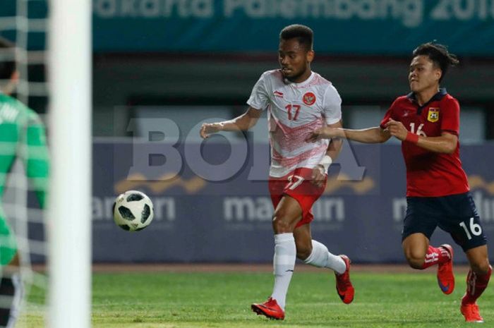  Aksi pemain sayap timnas u-23 Indonesia, Saddil Ramdani, saat menghadapi timnas u-23 Laos di babak penyisihan Grup A cabang sepak bola Asian Games 2018 di Stadion Patriot, Bekasi, Jumat (17/8/2018). 