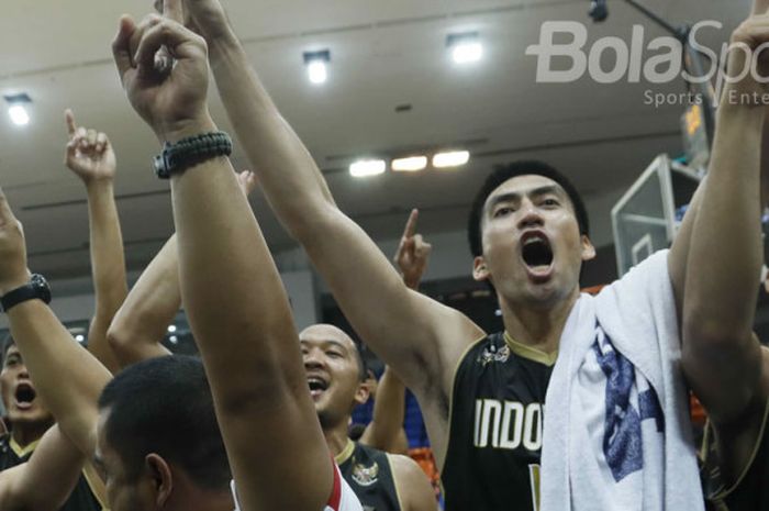 Timnas basket putra Indonesia merayakan kemenangan atas Thailand di semifinal SEA Games 2017.