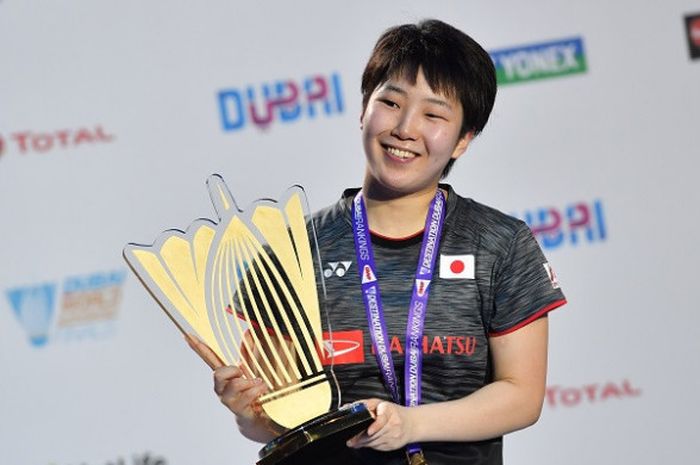 Pebulu tangkis tunggal putri Jepang, Akane Yamaguchi, berpose dengan trofi yang didapat sebagai juara BWF Superseries Finals 2017 setelah mengalahkan PV Sindhu (India) di Hamdan Sports Complex, Dubai, Minggu (17/12/2017).