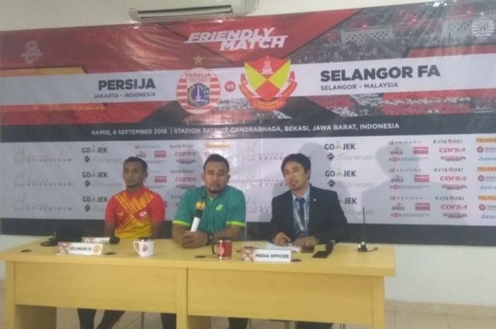 Pemain dan pelatih Selangor FA, Amri Yahyah serta Nazliasmi Nasir saat memberikan keterangan pers seusai laga uji coba kontra Persija Jakarta di Stadion Patriot Chandrabhaga, Bekasi, Kamis (6/9/2018).