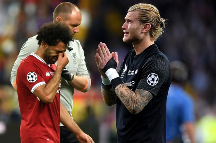 Dua pemain Liverpool, Mohamed Salah dan Loris Karius, menangis pada laga final Liga Champions melawa