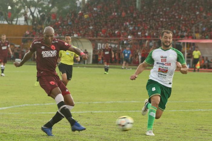 Striker PSM Makassar, Sandro melakukan tendangan saat laga melawan PSMS Medan di Stadion Mattoangin, Makassar, Minggu (9/12/2018).