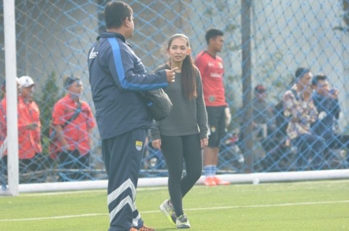 Eks fisiterapis PBR, Fortunella Levyana saat berbincang dengan dokter tim Persib, Raffi Ghani ditengah persiapan latihan Persib, di lapangam Progresif, Jalan Soekarno Hatta, Bandung, Senin (25/1/2016).