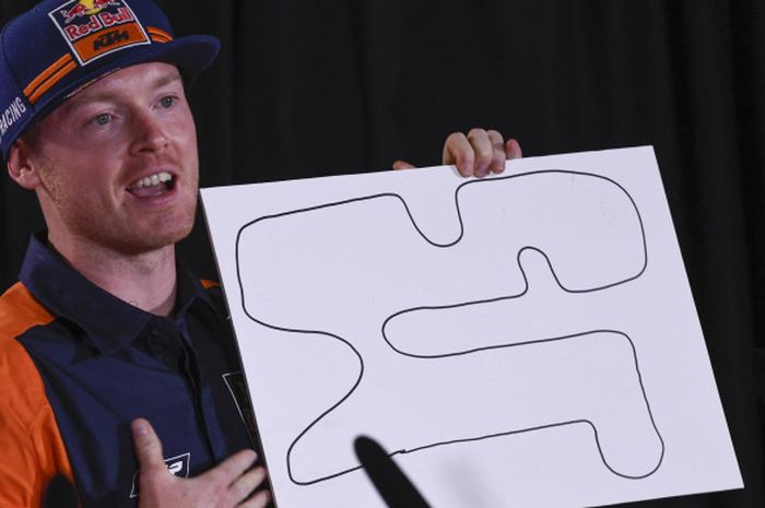 Bradley Smith menunjukkan desain keduanya.