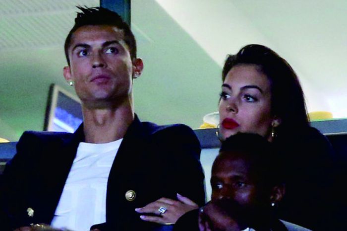 Cristiano Ronaldo menyaksikan pertandingan Sporting vs Tondela bersama Georgina Rodriguez, Sabtu (16/9/2017)
