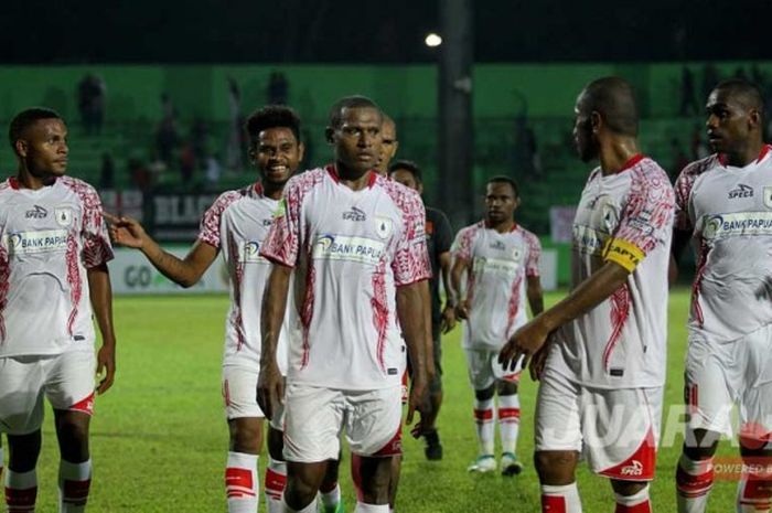 Pemain Persipura Jayapura seusai mengalahkan Persiba Balikpapan dalam laga pekan 7 Gojek Traveloka Liga 1 dengan skor akhir 2-0 di Stadion Gajayana Malang, Jawa Timur (22/05/2017) Senin malam. 