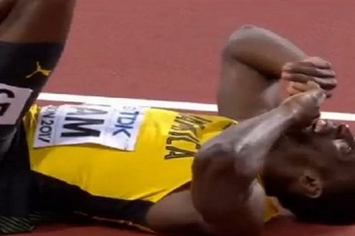 Usain Bolt tampak meneteskan air mata setelah gagal menyelesaikan babak final lari estafet 4x100 meter Kejuaraan Dunia Atletik pada Sabtu (12/8/2017).