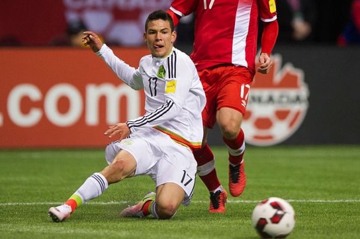 Gelandang tim nasional Meksiko, Hirving Lozano, melepaskan umpan silang usai melewati pemain Kanada, Marcel de Jong, dalam pertandingan kualifikasi Piala Dunia 2018 di Stadion BC Place, Vancouver, Kanada, pada 25 Maret 2016.