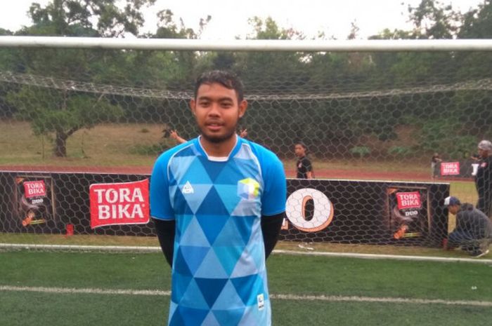 Eks kiper Persija Jakarta, Adixi Lenzivio, banting setir ikut turnamen antar mahasiswa. Adixi memperkuat PS Perbanas pada gelara Torabika Campus Cup 2017.