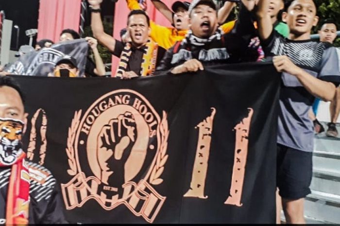 Suporter Hougang United FC, Hougang Hools di Stadion Jalan Besar pada Selasa (24/4/2018).