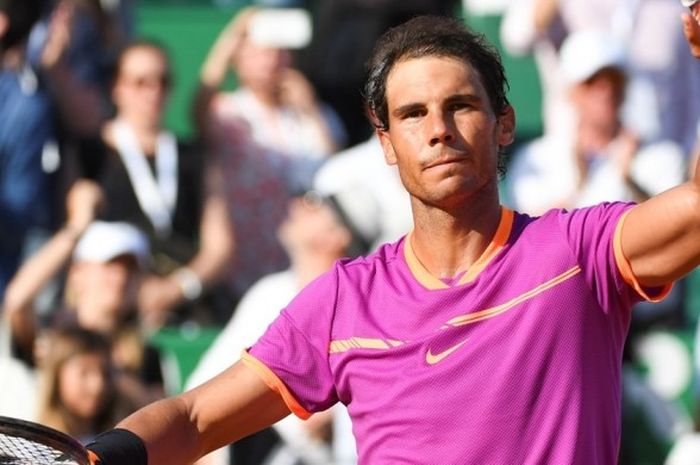 Petenis Spanyol, Rafael Nadal, melakukan selebrasi setelah memenangi laga atas David Goffin (Belgia) pada babak semifinal turnamen Monte Carlo Masters di Monte Carlo Country Club, Monte Carlo, Monako, Sabtu (22/4/2017). Nadal menang 6-4, 6-1.