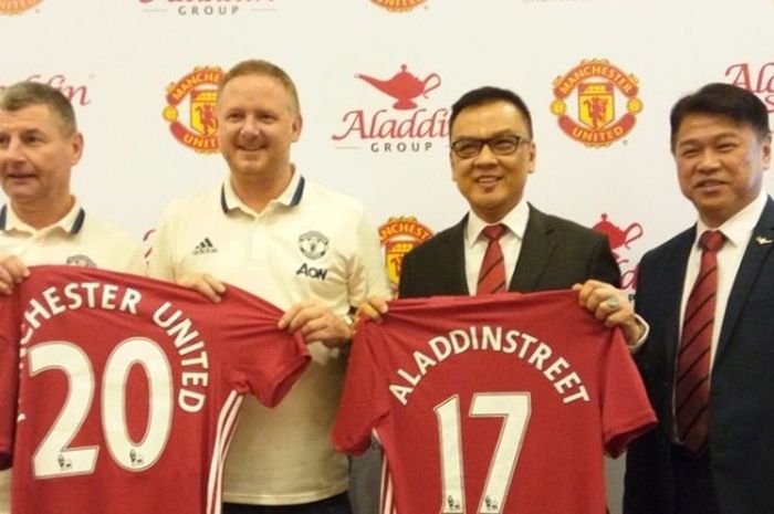 Aladdin Group mengumumkan ikatan kerja sama dengan Manchester United di Hotel Fairmont, Jakarta, Sabtu (18/3/2017). Turut hadir Denis Irwin dan David May (paling kiri dan kedua dari kiri)