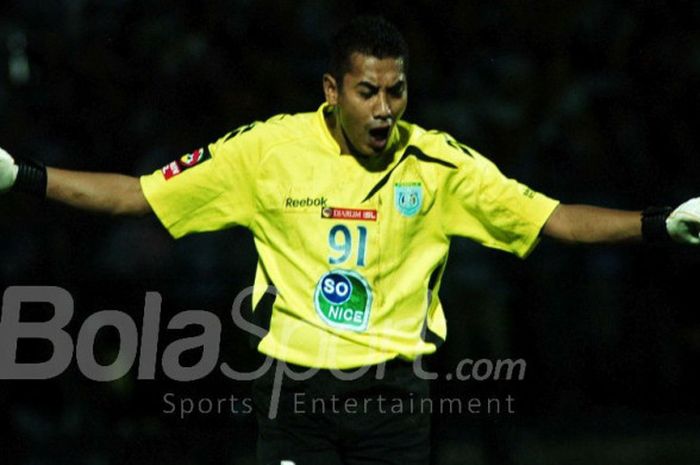 Aksi kiper Persela, Choirul Huda, pada sebuah laga Liga Indonesia, 20 September 2010.