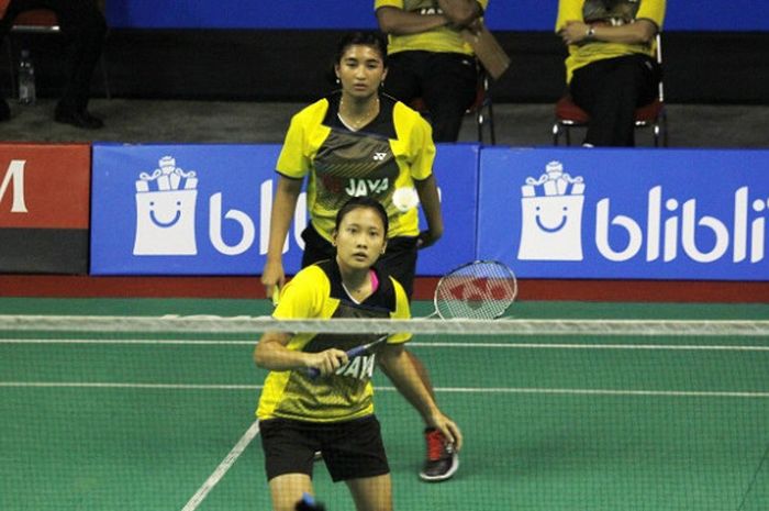 Pasangan ganda putri Jaya Raya, Jauza Fadhila Sugiarto/Pitha Haningtyas Mentari mengembalikan kok ke arah Gan Jing Err/Teoh Lexuan (Malaysia) pada laga perdana Superliga Junior 2017 di GOR Djarum, Magelang, Selasa (5/12/2017).