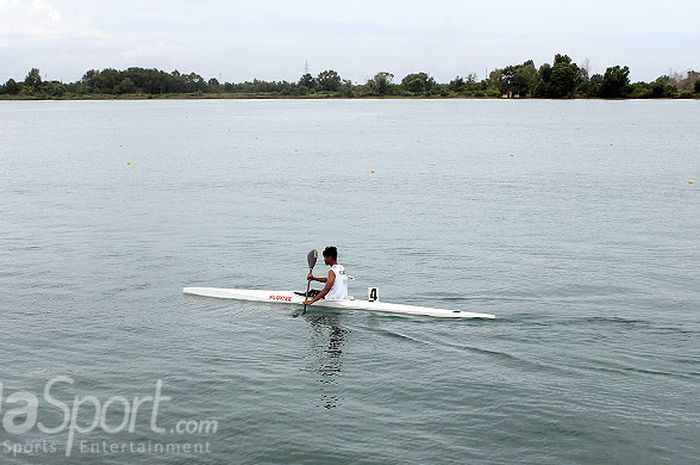 Atlet Dayung sedang berlatih di danau Jakabaring Sport City Palembang. Danau buatan ini nanti akan diresmikan oleh Presiden Joko Widodo pada tanggal 14 Juli 2018 untuk pertandingan Dayung Asian Games.