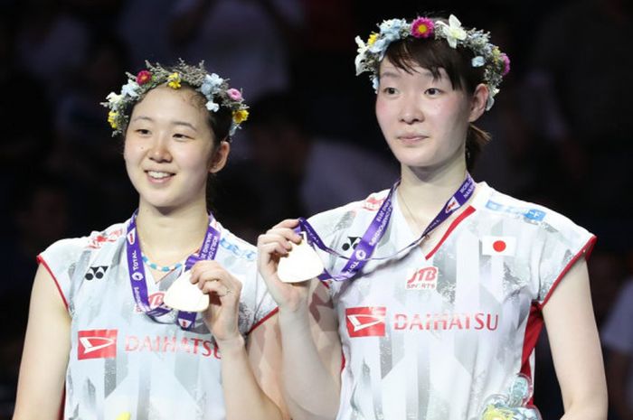 Ganda putri Jepang, Mayu Matsumoto (kanan) dan Wakana Nagahara, berdiri di podium juara Kejuaraan Dunia 2018 pada Minggu (5/8/2018) di Nanjing, China.