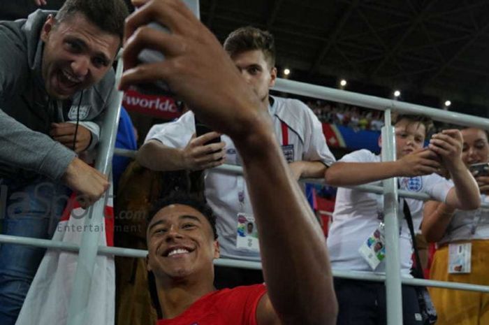 Gelandang Inggris, Jesse Lingard, melakukan selfie dengan penonton di tribune  seusai partai babak 16 besar kontra Kolombia di Spartak Stadium, Moskow, 3 Juli 2018.
