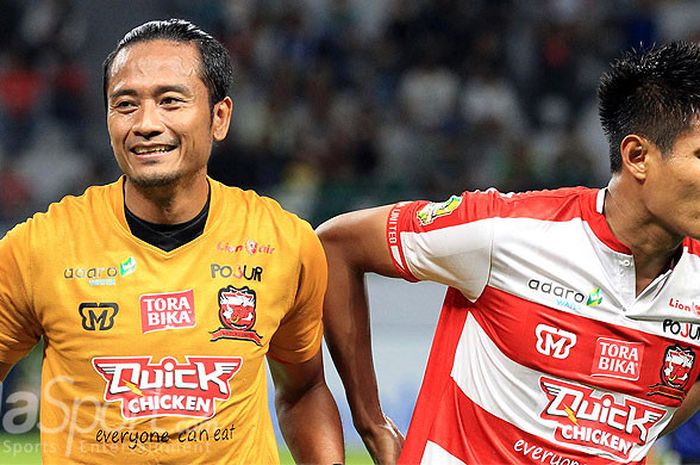 Kiper Madura United, Herry Prasetyo (kiri), saat melawan Persebaya Surabaya pada babak penyisihan Grup B Piala Gubernur Kaltim 2018 di Stadion Batakan Balikpapan, Kalimantan Timur Sabtu (24/02/2018) malam.