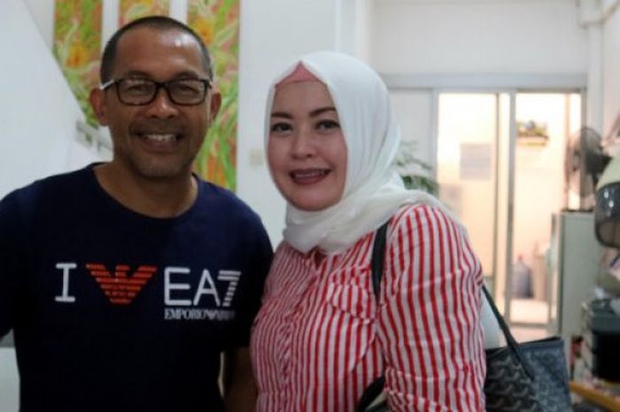 Pelatih Persela, Aji Santoso bersama sang istri seusai memangkas rambutnya di FM Salon, Malang pada Senin (23/10/2017) siang. 