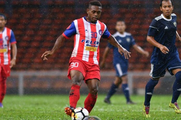  Aksi pemain asal Indonesia, David Laly bersama Felcra FC pada uji coba kontra MOF FC di Stadion Shah Alam, Selangor, Rabu (24/1/2018) petang.  