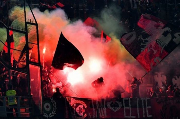 Suporter Albania menyalakan cerawatan di Stadion Renzo Barbera, Jumat (24/3/2017). 