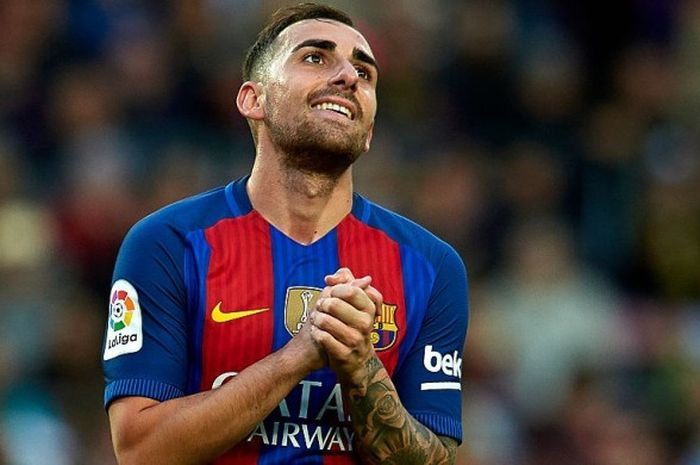 Reaksi penyerang FC Barcelona, Paco Alcacer, setelah gagal mengonversikan peluang menjadi gol ke gawang Malaga dalam partai La Liga di Camp Nou, Barcelona, 19 November 2016.