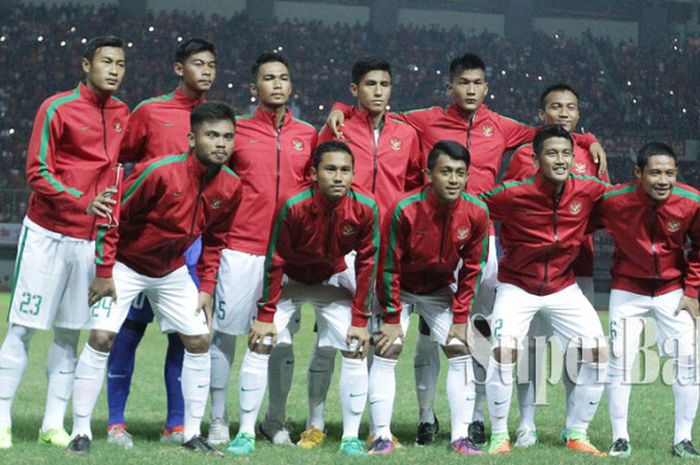 Skuat Timnas U-22 Indonesia saat menjalani laga uji coba melawan Persija Jakarta di Stadion Patriot Chandrabhaga, Bekasi, pada Rabu (5/4/2017)