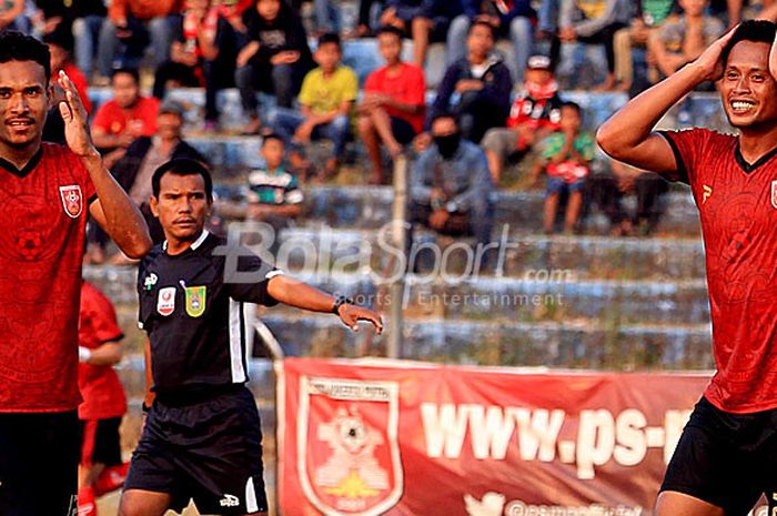 Pemain PS Mojokerto Putra saat tampil melawan Madura FC pada laga pekan ke 10 Liga 2 2018 putaran 1 di Stadion Gajah Mada Mojosari, Jawa Timur, Rabu (25/07/2018) sore.