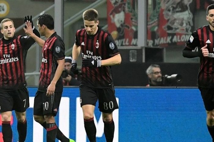 Penyerang AC Milan, Carlos Bacca (dua dari kiri), memberikan selamat kepada Gerard Deulofeu setelah dia mencetak gol dalam pertandingan Serie A melawan Fiorentina di Stadion San Siro pada 19 Februari 2017. 