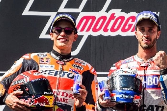 Pebalap MotoGP yang membela tim Repsol Honda, Marc Marquez, dan Andrea Dovizioso (Ducati), berpose di atas podium setelah finis di urutan 1-2 pada GP Austria yang berlangsung di Red Bull Ring, Spielberg, Minggu (13/8/2017).