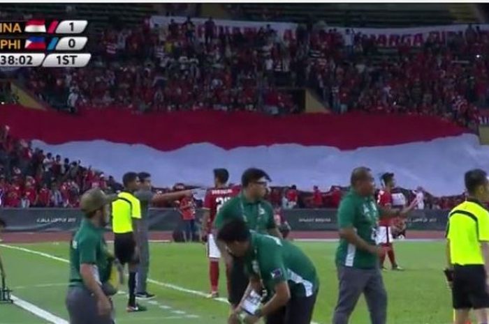 Supporter Indonesia membawa Bendera Merah Putih, sebagai bentuk dukungan untuk timnas Indonesia