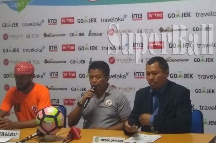 Pemain Perseru Serui Arthur Bonai dan Pelatih Agus Yuwono usai pertandingan kontra Persija Jakarta di Stadion Patriot, Selasa (19/9/2017)