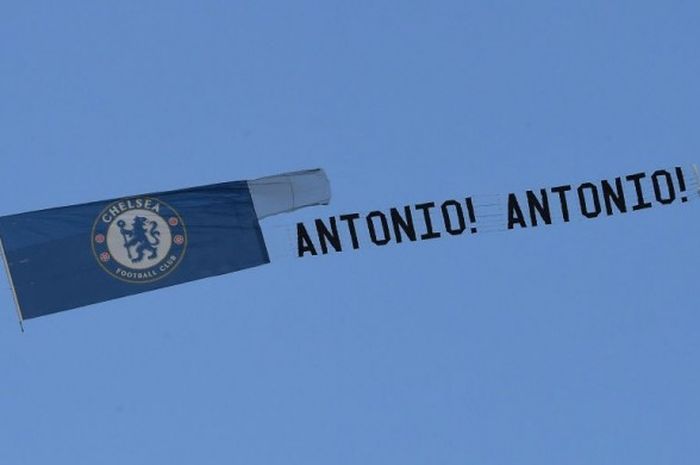 Tulisan Antonio mengudara sebagai bentuk dukungan untuk manajer Chelsea, Antonio Conte, dalam laga semifinal Piala FA kontra Tottenham Hotspur di Stadion Wembley, London, Inggris, pada 22 April 2017.
