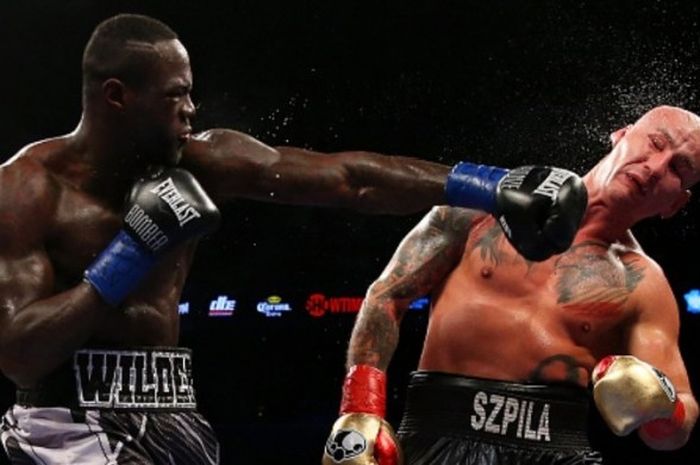  Juara dunia kelas berat versi WBC, Deontay Wilder (kiri), saat mengkanvaskan penantangnya asal Polandia, Artur Szpilka (16/1/2016). 