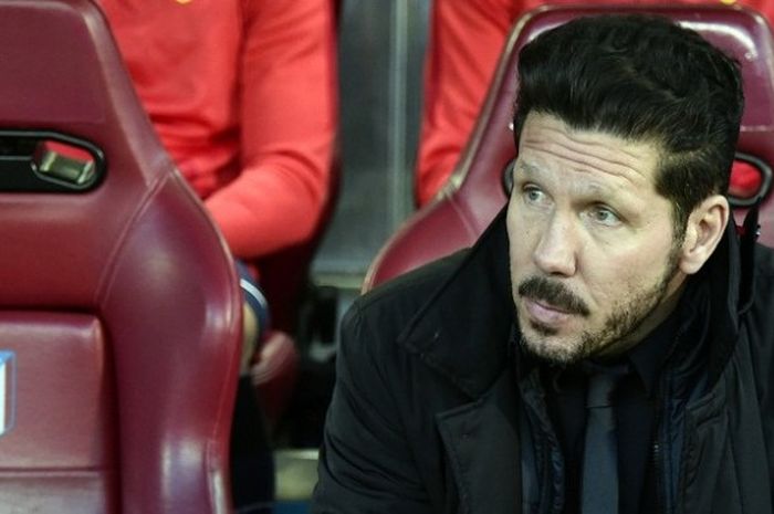  Pelatih Atletico Madrid, Diego Simeone, saat mendampingi timnya pada laga perempat final Liga Champions kontra FC Barcelona di Vicente Calderon, Rabu (13/4/2016) waktu setempat. 