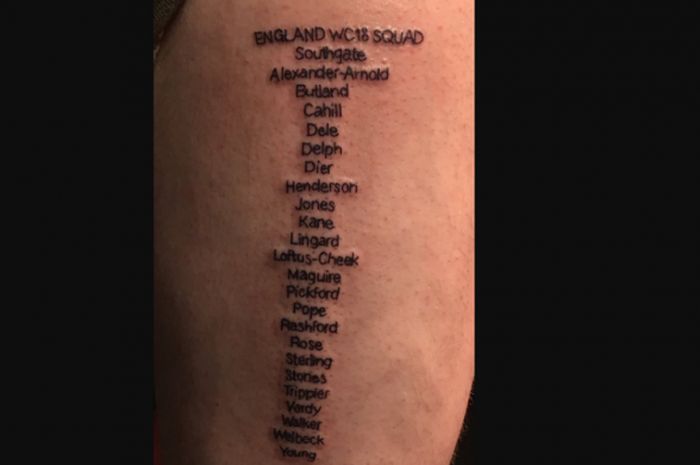 Tato Dan Welch, penggemar yang membuat tato dengan 23 nama pemain  timnas Inggris.