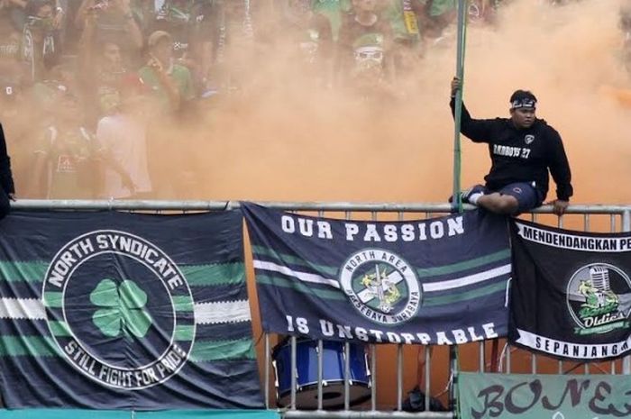  Aksi Bonek dengan membakar bom asap saat mendukung Persebaya Surabaya saat bersua Cilegon United pada final Piala Dirgantara 2017 di Stadion Maguwoharjo, Sleman, Rabu (8/3/2017).  