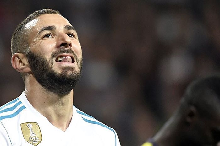   Ekspresi striker Real Madrid, Karim Benzema, saat tampil melawan Tottenham Hotspur dalam laga lanjutan Liga Champions 2017-2018 di Stadion Santiago Bernabeu, Madrid, pada 17 Oktober 2017.  