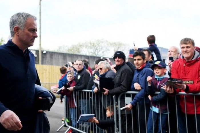 Manajer Manchester United, Jose Mourinho, tiba di Stadion Turf Moor untuk melakoni pertandingan Premier League kontra Burnley pada 23 April 2017.