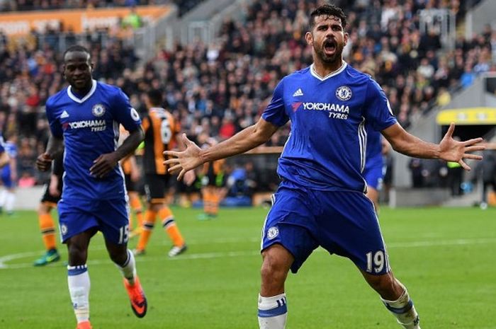 Selebrasi striker Chelsea, Diego Costa (kanan), usai sukses membobol gawang Hull City dalam laga Premier League 2016-2017 di Stadion KCOM, Hull, Inggris, pada Sabtu (1/10/2016).