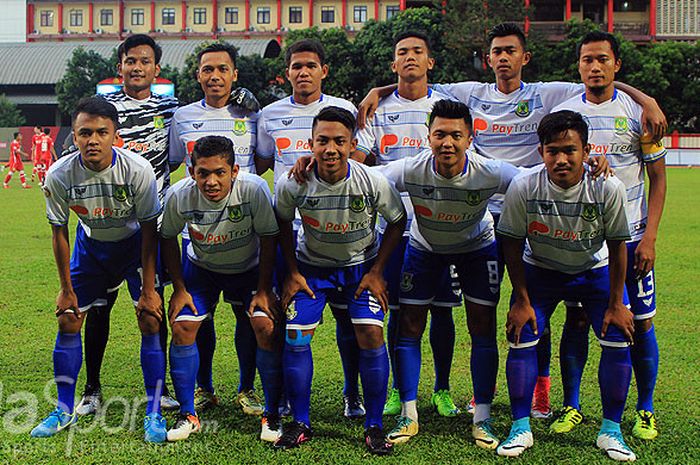 Skuat Persikota Tangerang berfoto sesaat sebelum bertanding melawan Bhayangkara FC di Stadion PTIK.