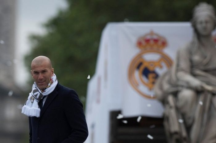 Pelatih Real Madrid, Zinedine Zidane, tersenyum dalam perayaan juara Liga Champions di Plaza Cibeles